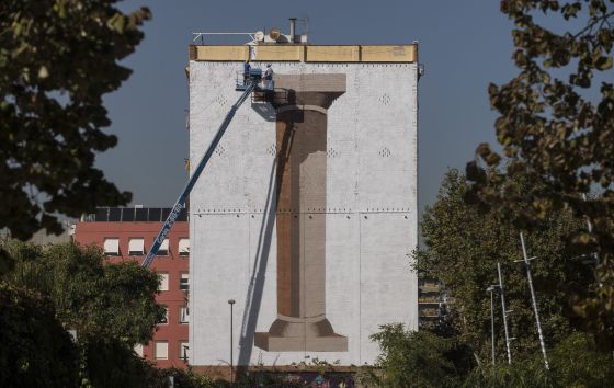 El artista español ESCIF, en la calle Espronceda, en el distrito 22@. / GIANLUCA BATTISTA